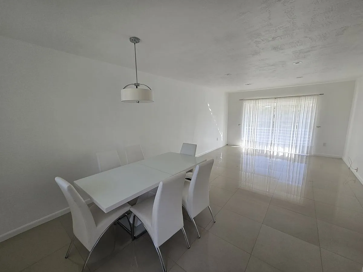 2800 NE 203rd St Apt 24 — Photo 2