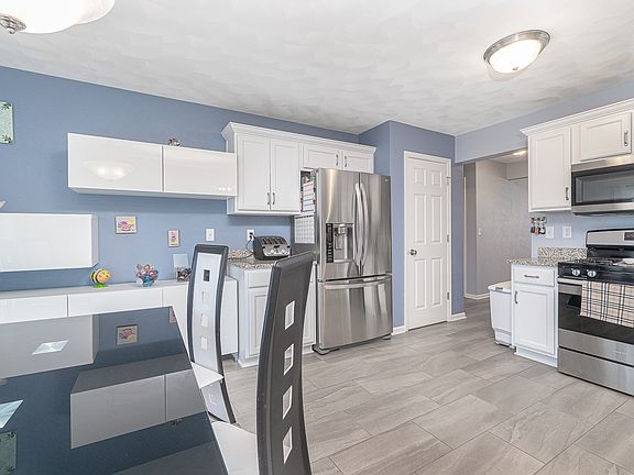 5th image of 215 Trent Ln