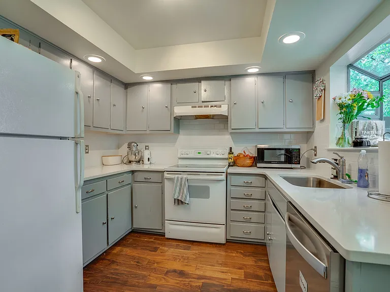 114 Brattlesboro Dr — Photo 16