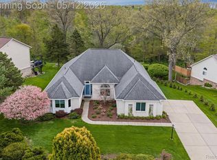 8945 Huron Bluffs Dr, White Lake, MI 48386