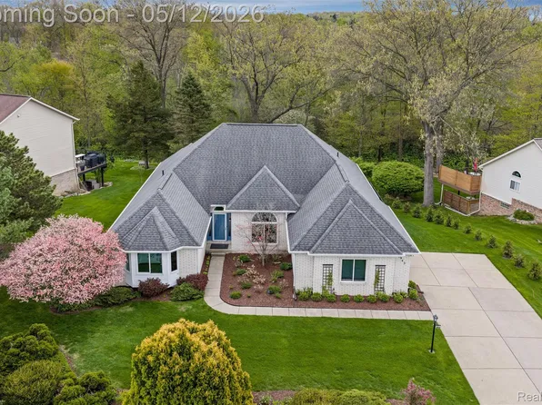 8945 Huron Bluffs Dr, White Lake, MI 48386
