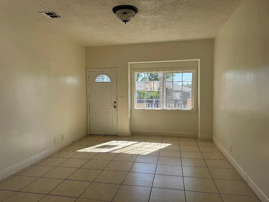 3 bed, 1100 sqft, $3,400 — Photo 4