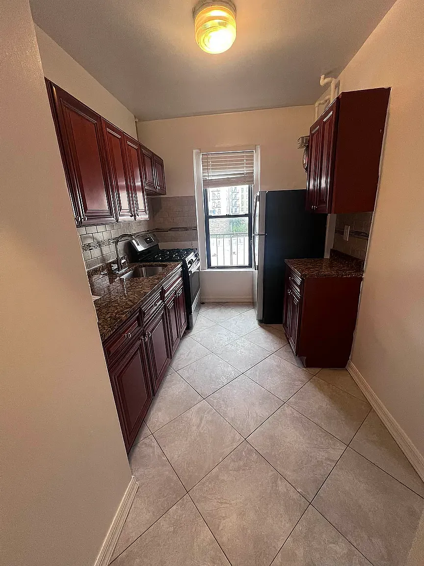 1279 Morris Avenue — Photo 2