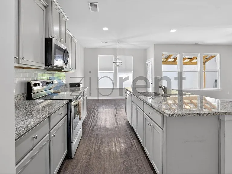 1360 NE Slaton Manor Dr — Photo 23