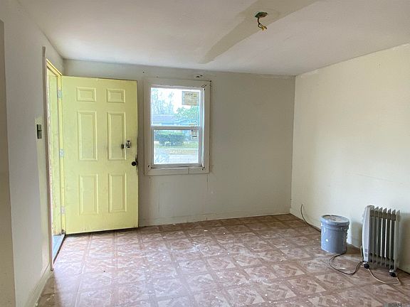 3rd image of 7399 Maplewood Dr