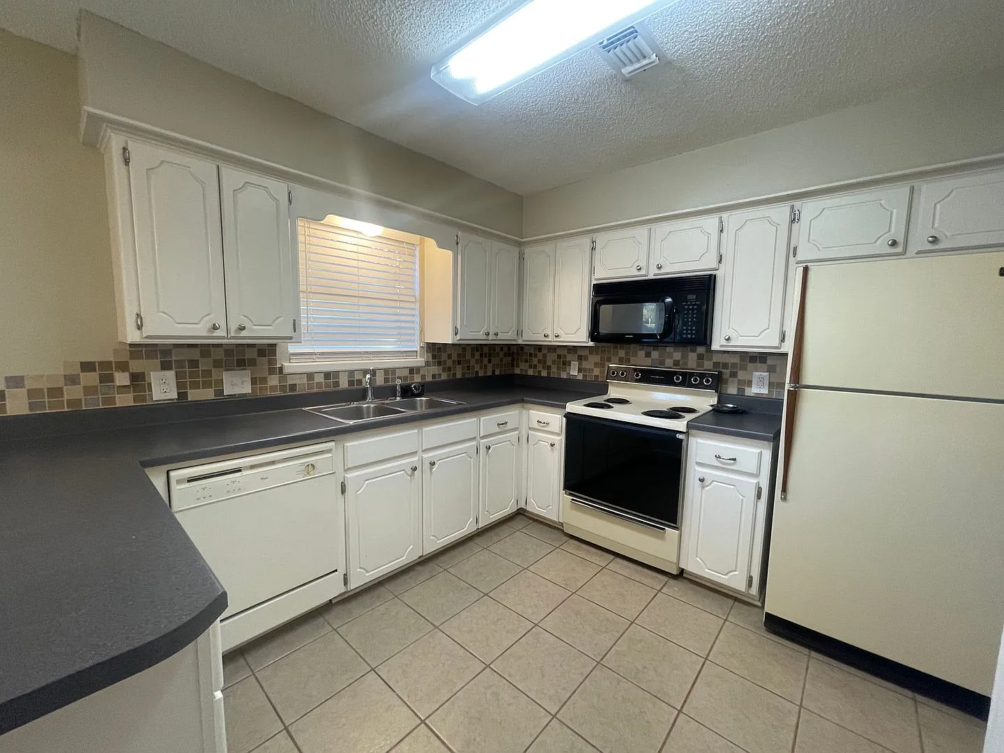 Beautiful 3-Bedroom / 2-Bathroom Home Near Stillwater Junior High and Skyline Elementary! — Photo 4