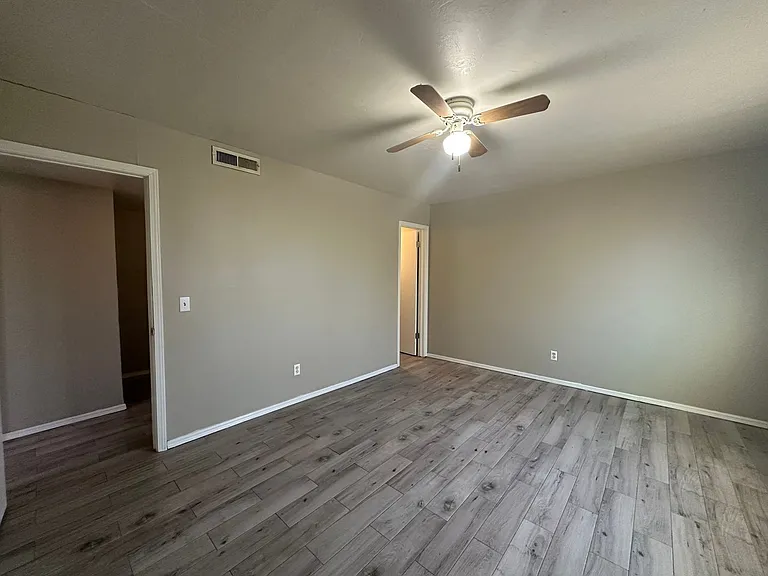 6066 Nw Expy — Photo 23