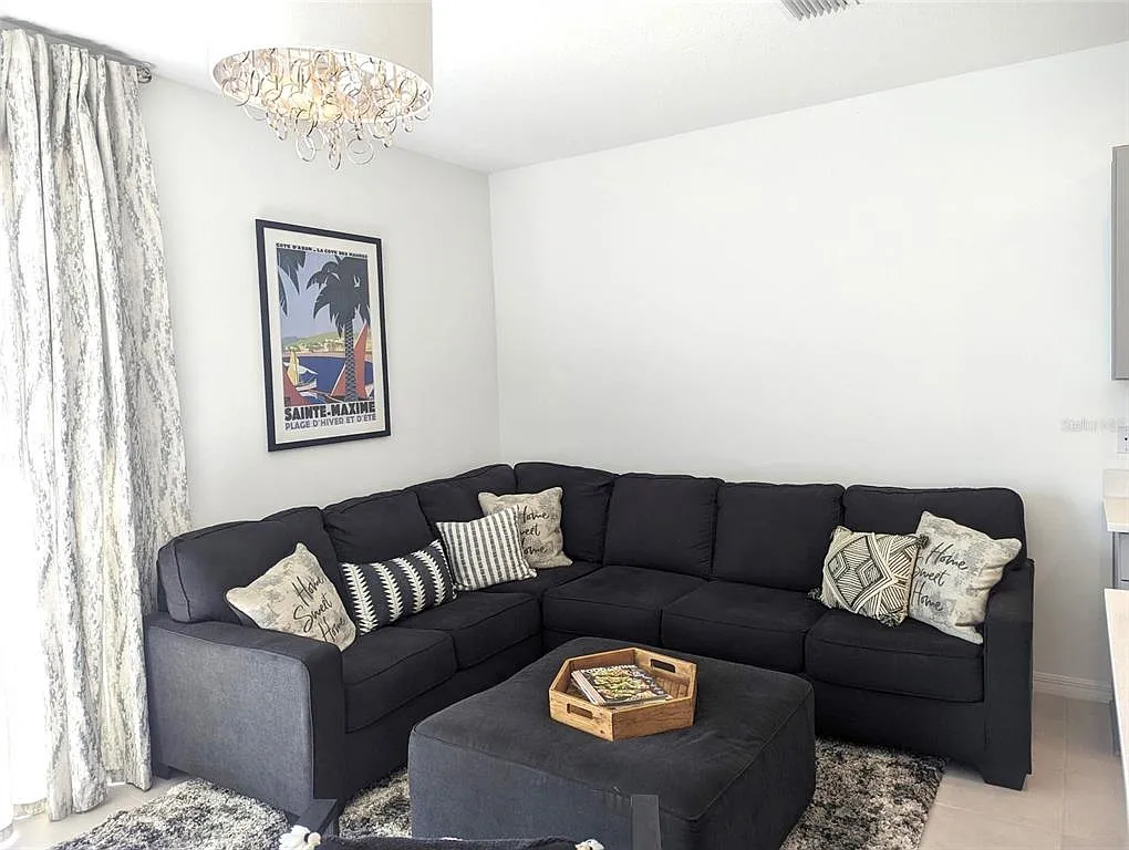 3 bed, 2.5 bath, 1407 sqft, $2,375 — Photo 3