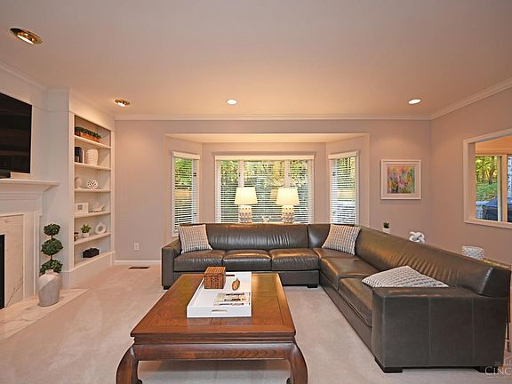 4th image of 5051 Village Dr