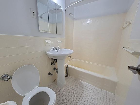 5th image of 3324 Parsons Blvd #E6