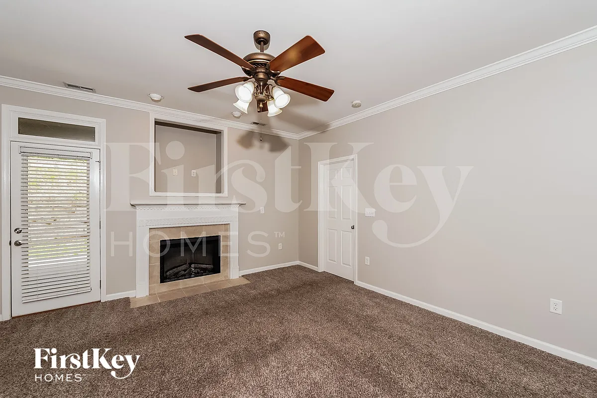 Building Photo - 2068 Tudor Ln