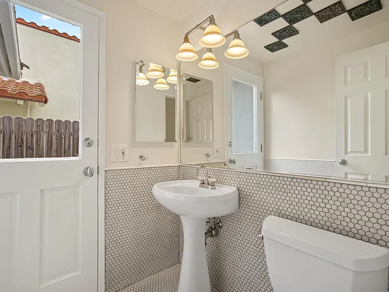 1672 Wellington Pl — Photo 17