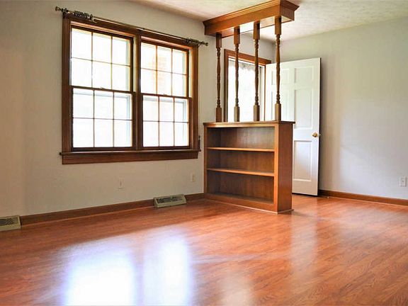 4th image of 104 Temple Cir