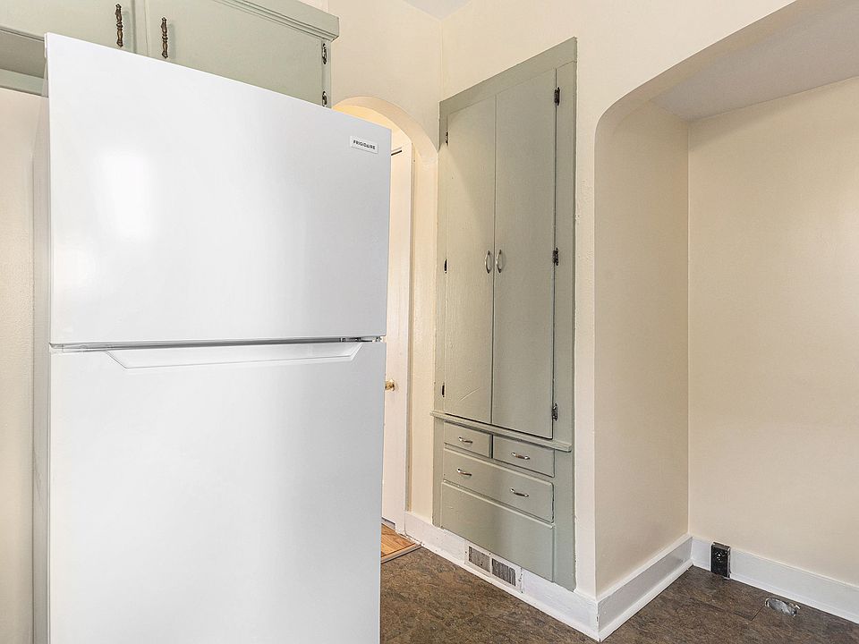 1st image of 816 Wealthy St SE APT 1
