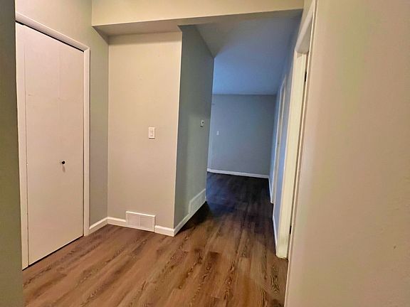 770 Miller B - Entryway