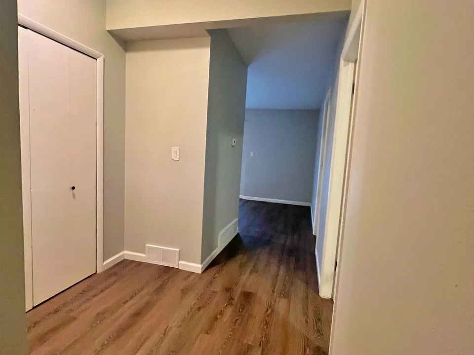 770 Miller B - Entryway