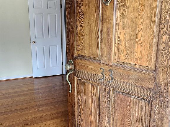 4th image of 33 Pine Cir