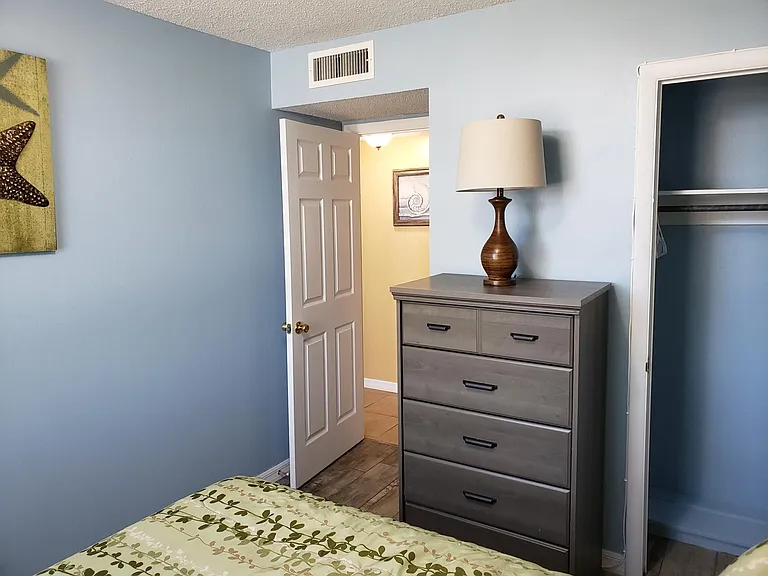 BR1 with queen bed, dresser and closet.