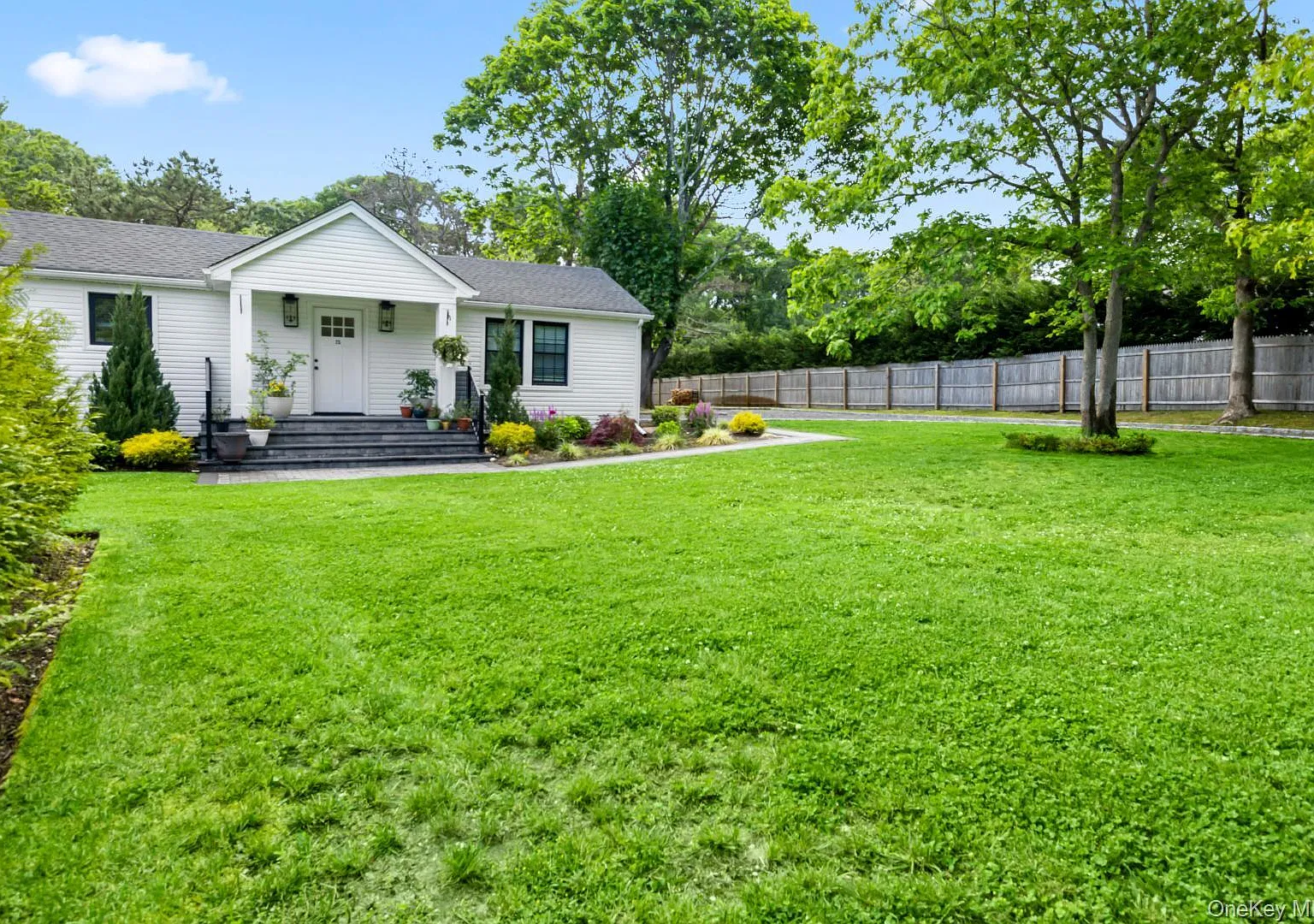 3 bed, 1.5 bath, 2500 sqft, $3,600 — Photo 2