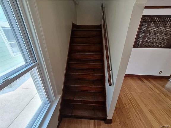 5th image of 140 Henderson Ave