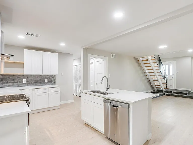 802 Sutton Ct — Photo 10