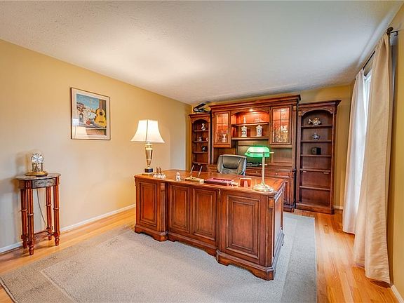 5th image of 112 Chatworth Cir S