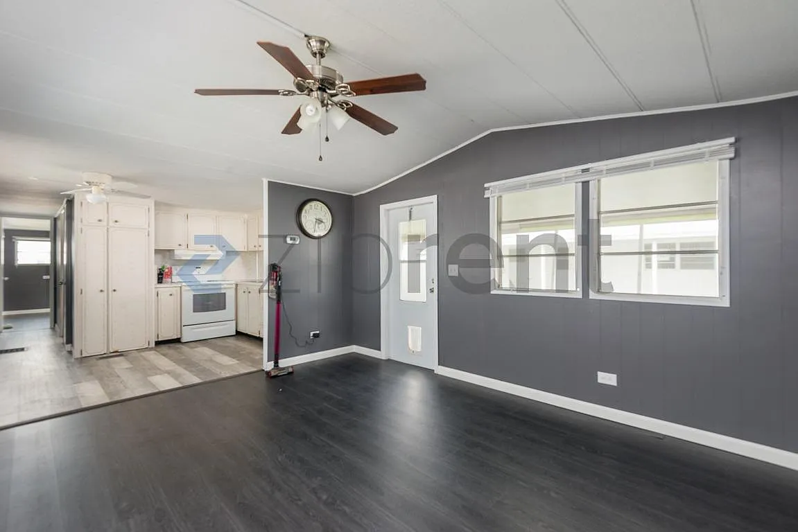 2 bed, 1.5 bath, 900 sqft, $1,500 — Photo 3