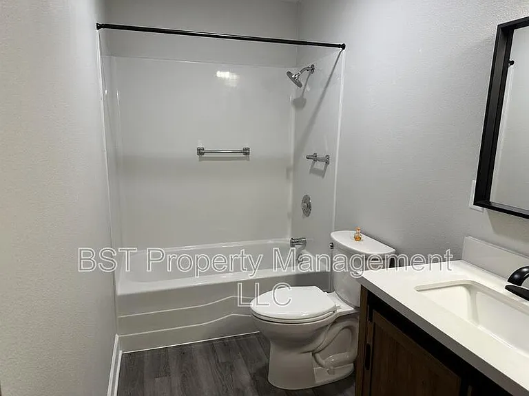 330 E College St — Photo 13