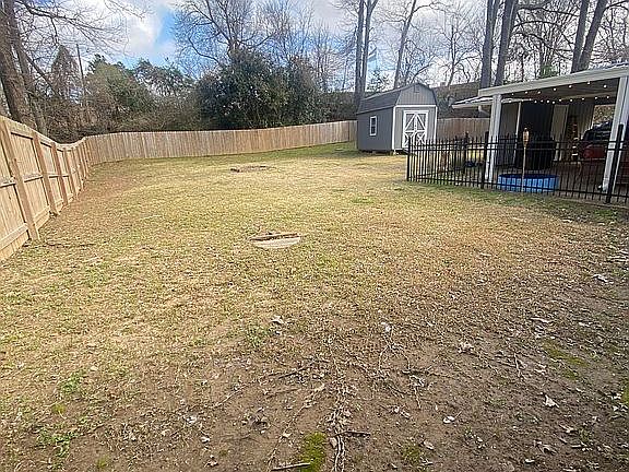 3rd image of 527 Oakwood Dr