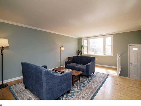 4th image of 893 Oxford Ave