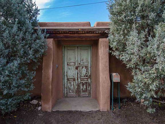 2nd image of 904 Galisteo St