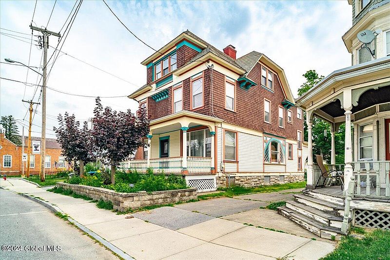 4th image of 106 Main Street