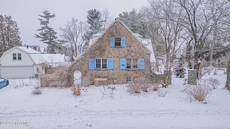 2nd image of 2133 Central Parkway