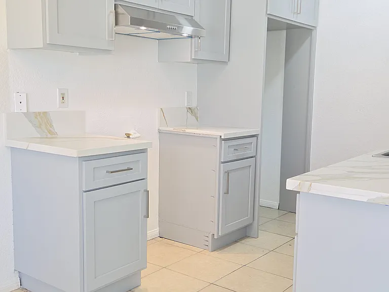 892 Robin Dr — Photo 7