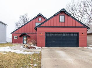 1228 Goldenwood Dr, West Fargo, ND 58078