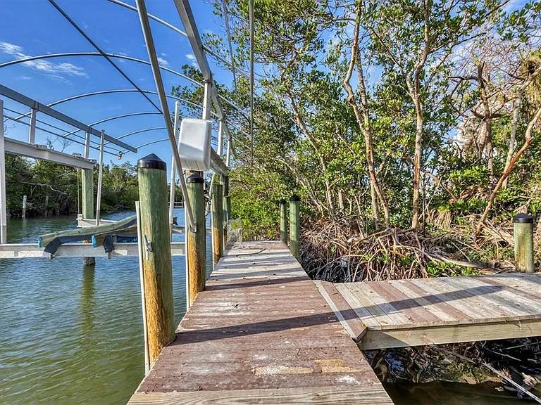 51 Palm Dr — Photo 37