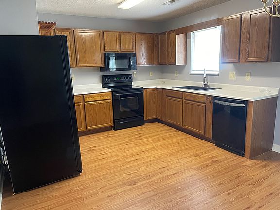 4th image of 2704 Greenway Dr