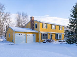 19 Williamsburg Dr, Fairport, NY 14450