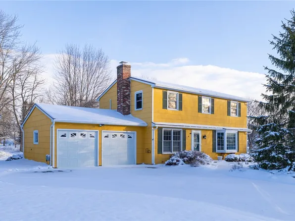 19 Williamsburg Dr, Fairport, NY 14450