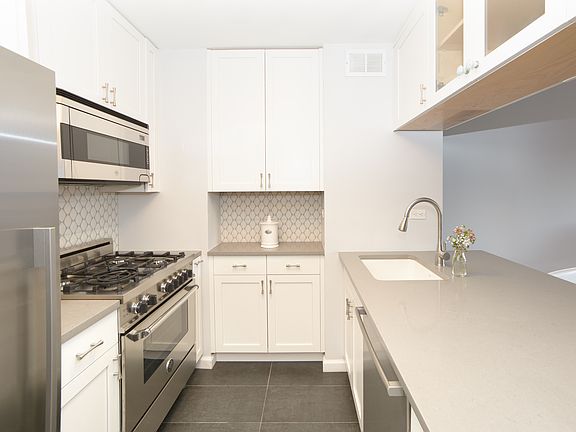 3rd image of 275 Greenwich St #10DS