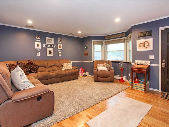 4th image of 71 Roseland Ln