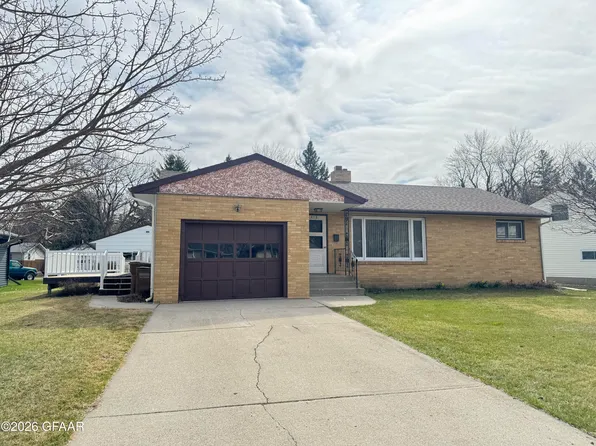 413 Greenwood Dr SE, East Grand Forks, MN 56721
