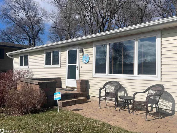 308 26th Ave S, Clear Lake, IA 50428
