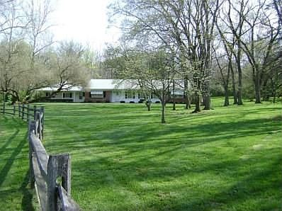 1st image of 207 Thorn Hill Ln