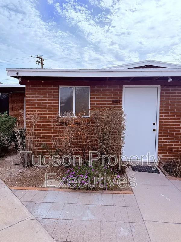 3 bed, 1.0 bath, 1200 sqft, $1,650 — Photo 1