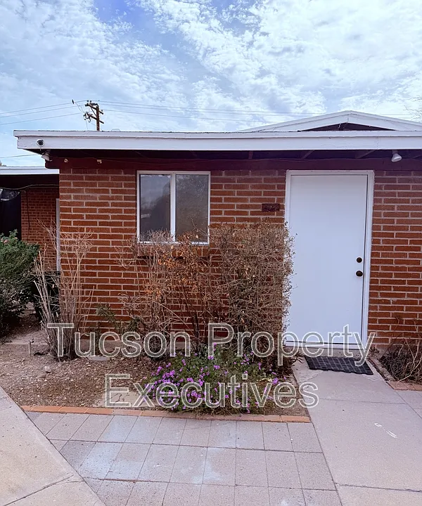 814 N Alvernon Way