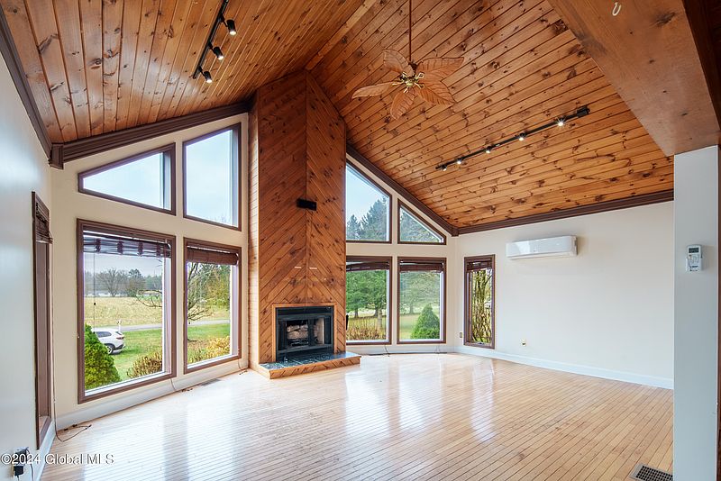 4th image of 111 PERRY Lane