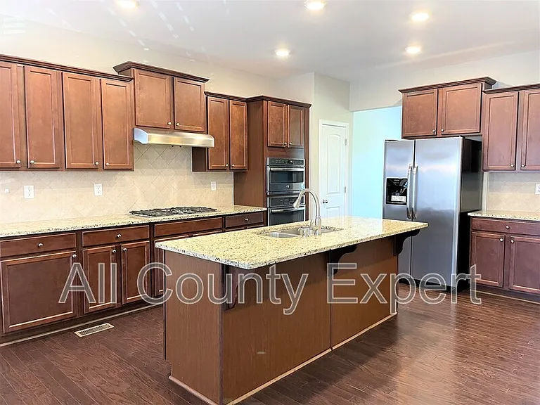 912 Rose Way — Photo 6