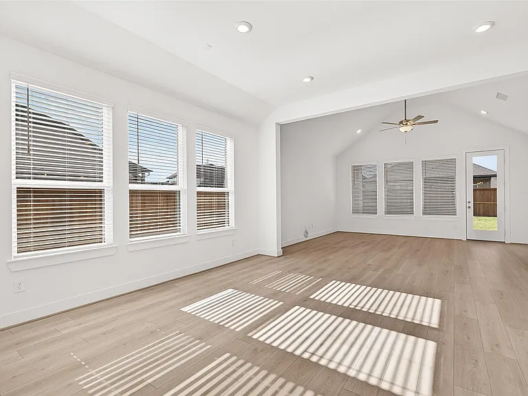 4916 Northern Woods Dr — Photo 4