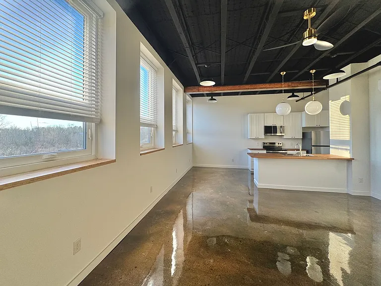 510 S College St — Photo 1